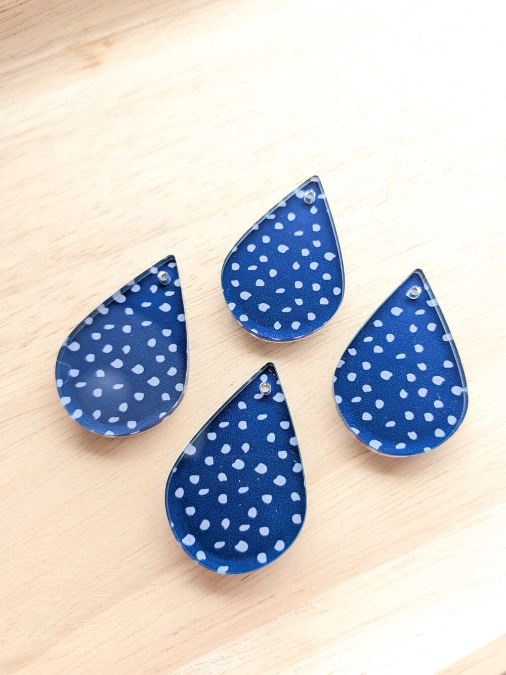 Clear Acrylic - 4cm Teardrop - 1 Hole - Christmas - 14