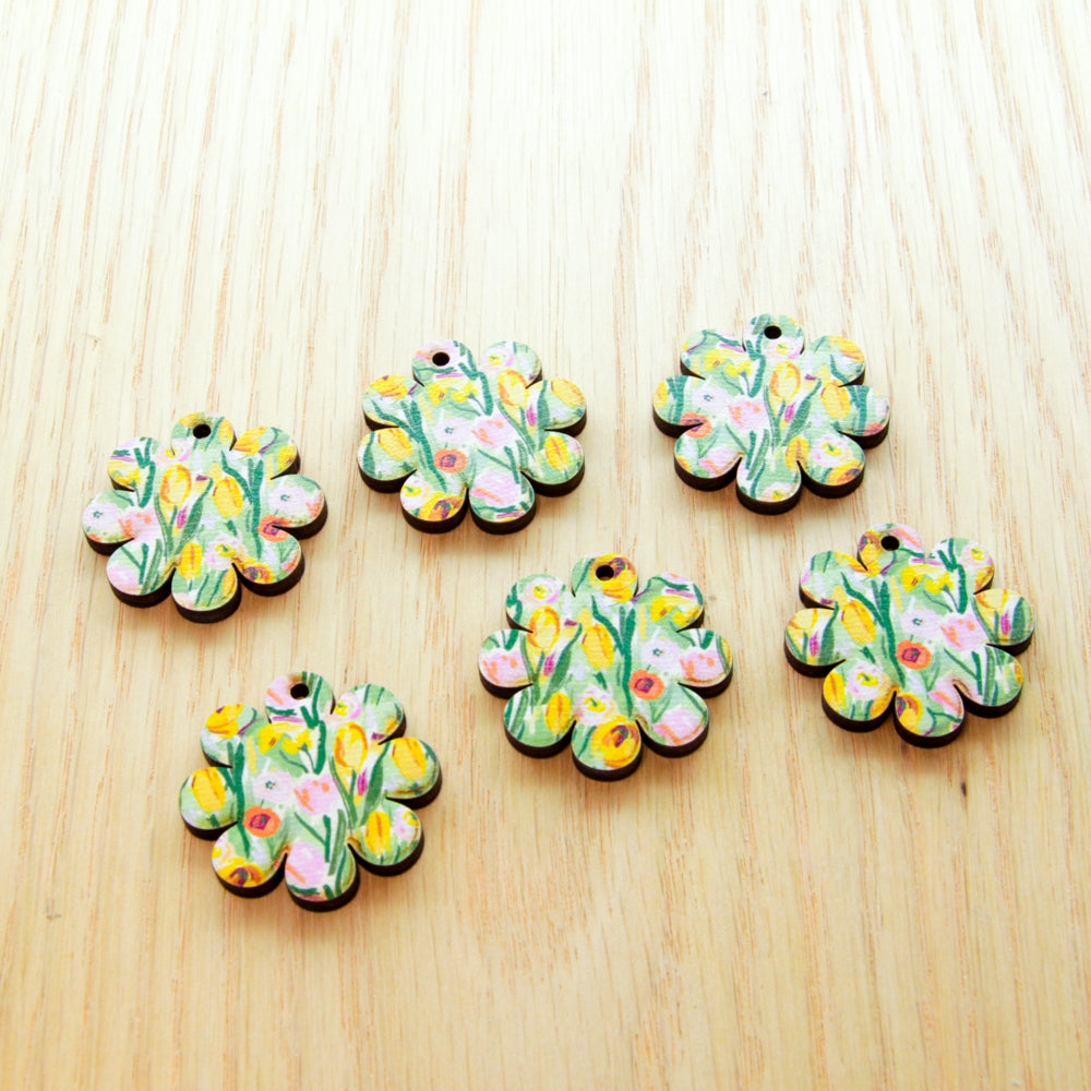 Wood - 3cm Flower - 1 hole - Floral Garden - 52