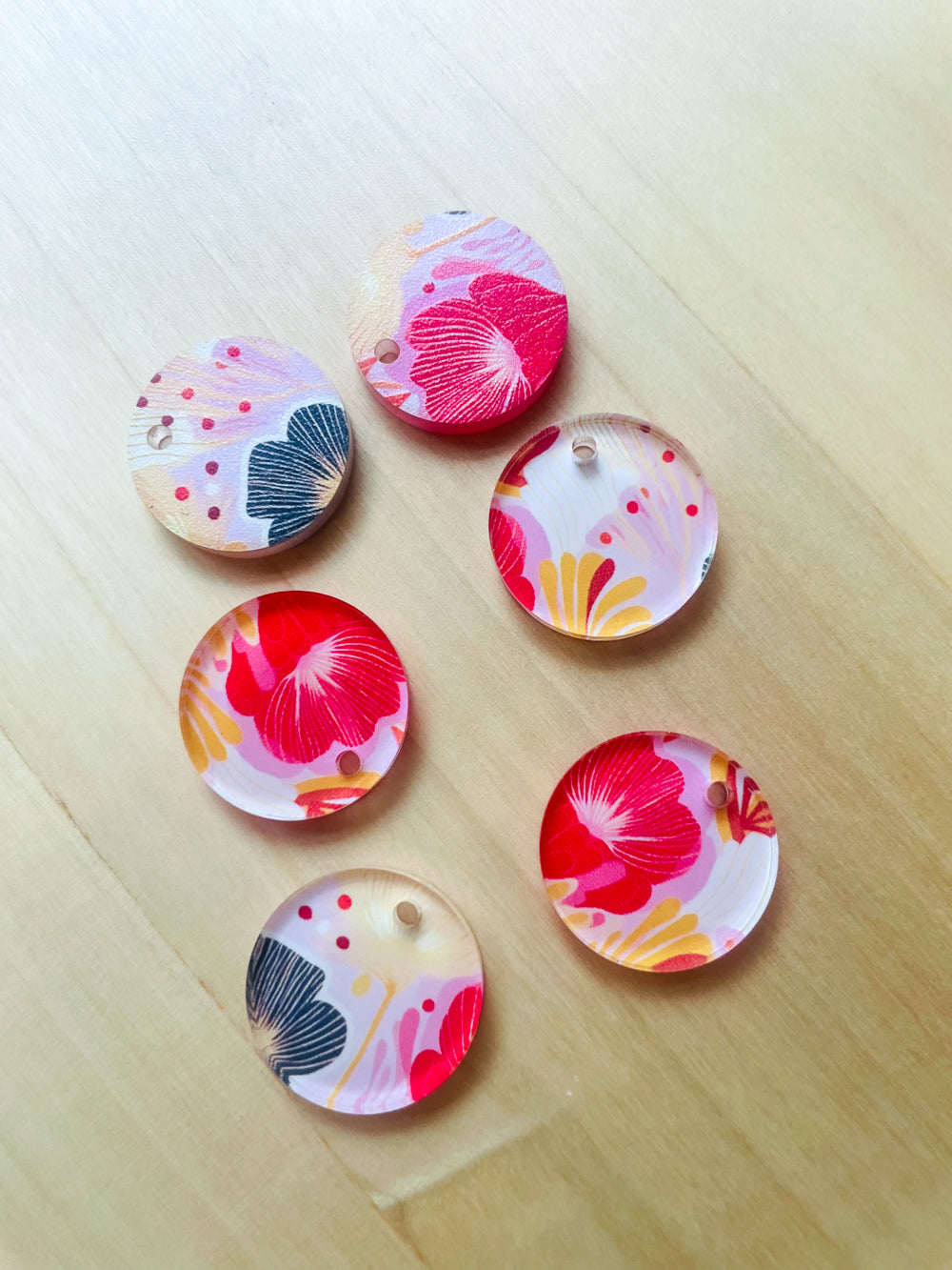 2cm Circle - Clear Acrylic - 1 Hole - Abstract Floral - 27