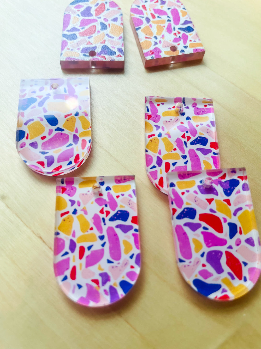2x3cm - Arch - Clear Acrylic - 1 Hole at Bottom - Terrazzo - 09