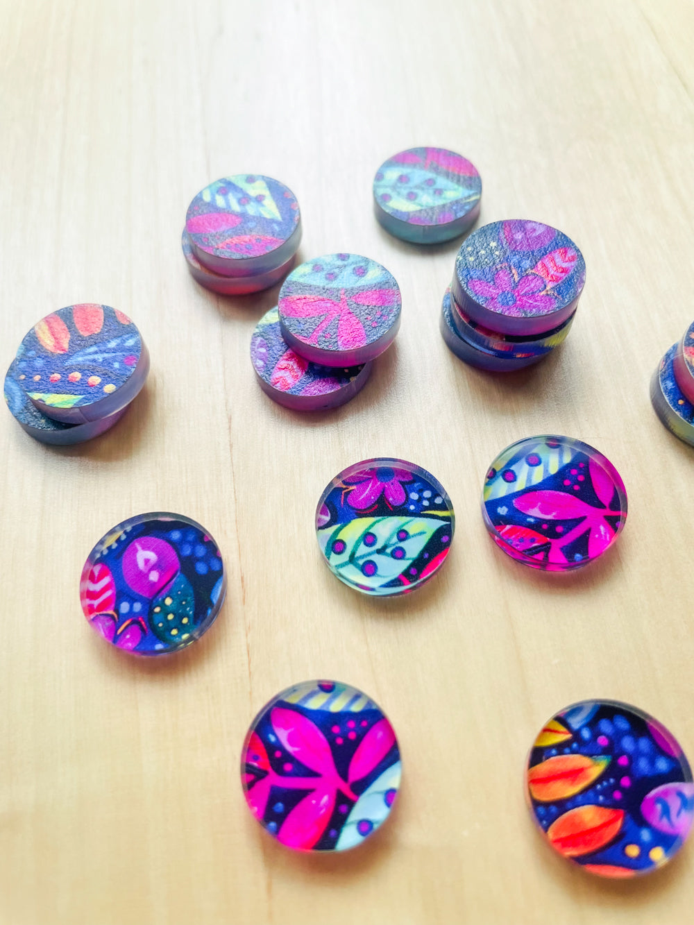 1.5cm Circle - Studs- Clear Acrylic - Bold Floral - 94
