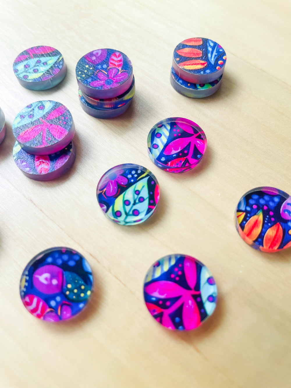 1.5cm Circle - Studs- Clear Acrylic - Bold Floral - 94