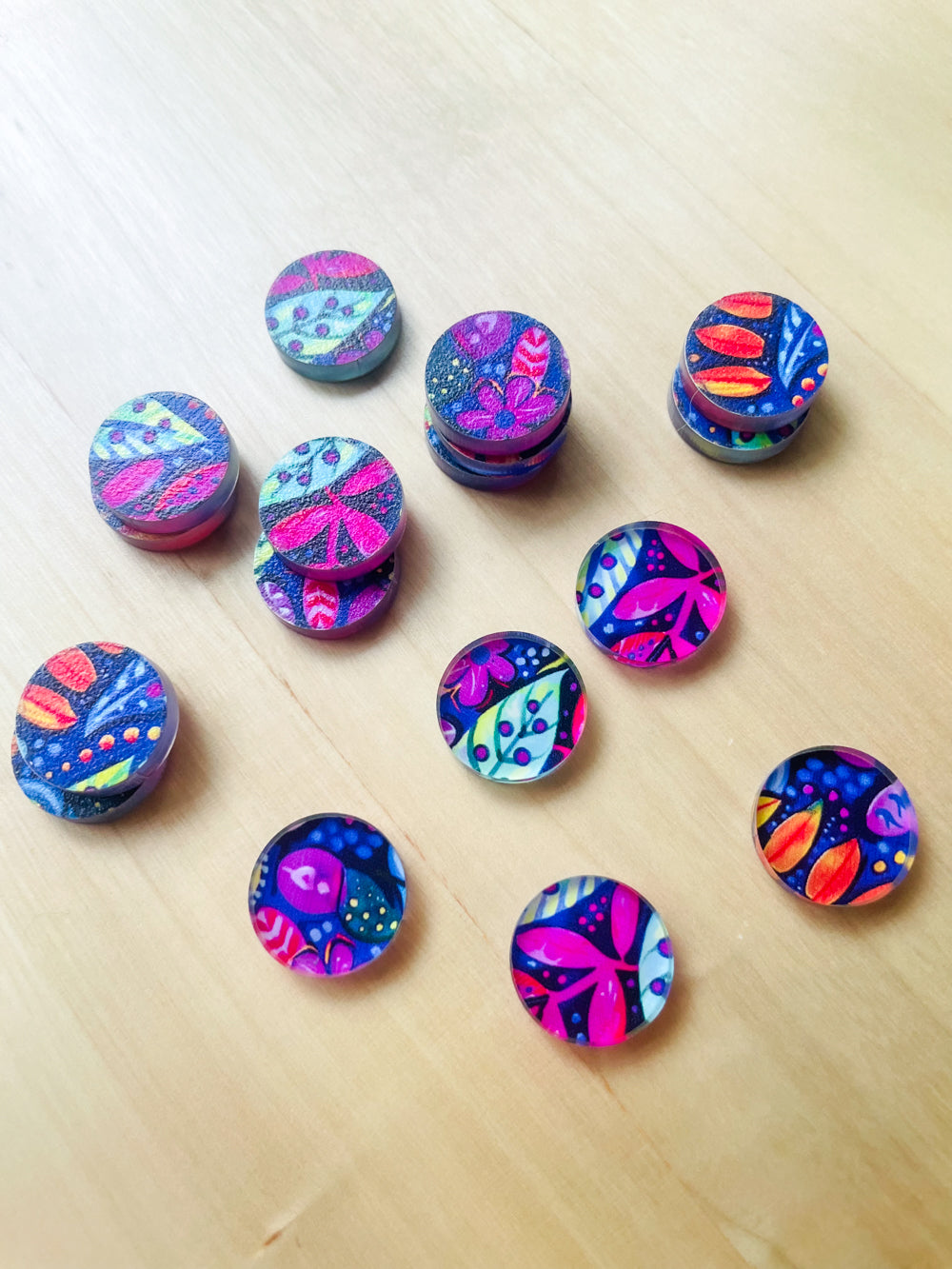 1.5cm Circle - Studs- Clear Acrylic - Bold Floral - 94