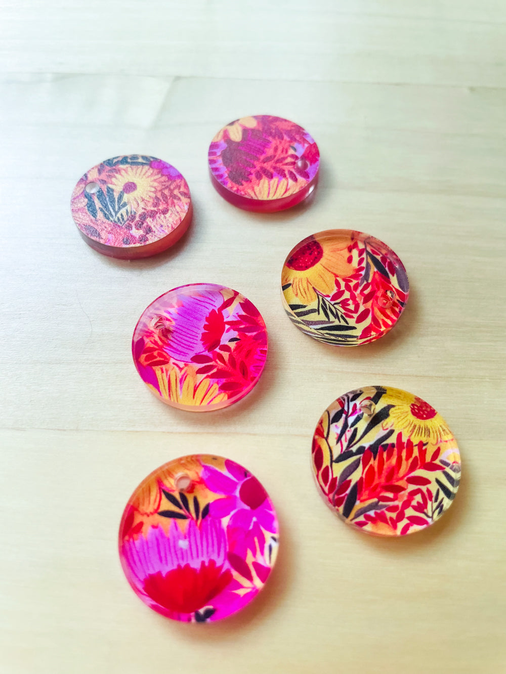 2cm Circle - Clear Acrylic - 1 Hole - Bold Floral - 70