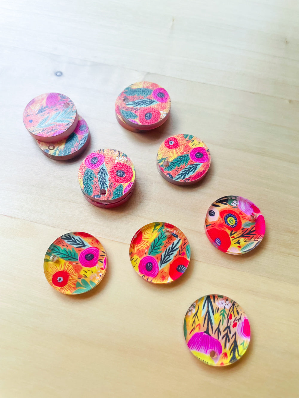 2cm Circle - Clear Acrylic - 1 Hole - Bold Floral - 74