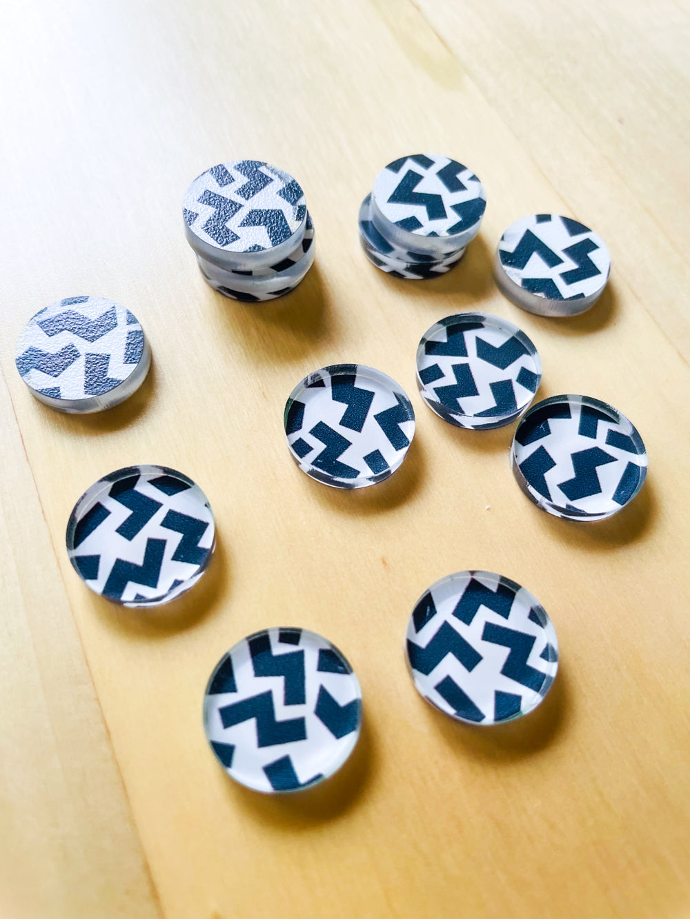 1.5cm Circle - Studs- Clear Acrylic - Black and White - 10