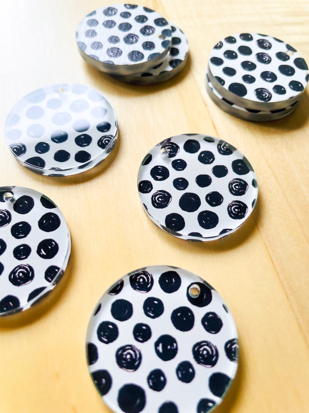 3cm Circle - Clear Acrylic - 1 Hole - Black and White - 24