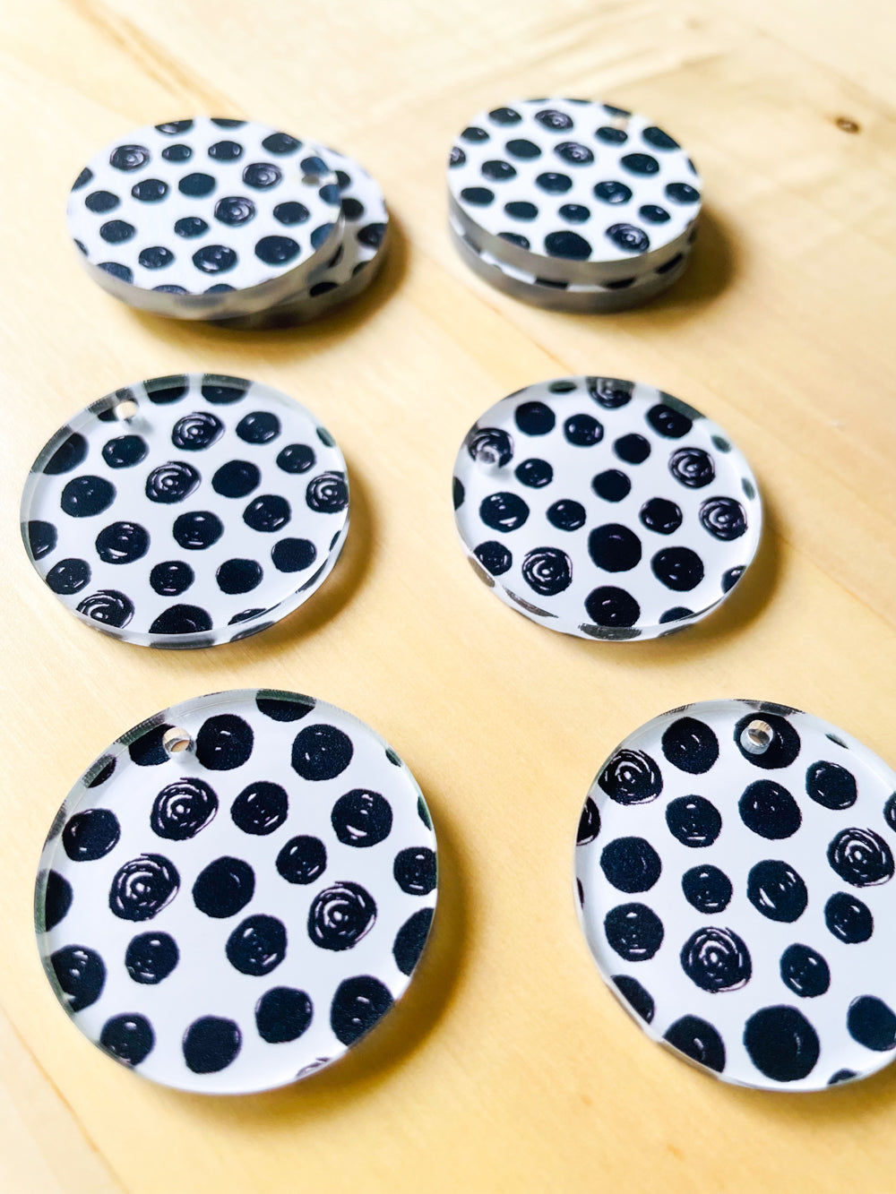 3cm Circle - Clear Acrylic - 1 Hole - Black and White - 24