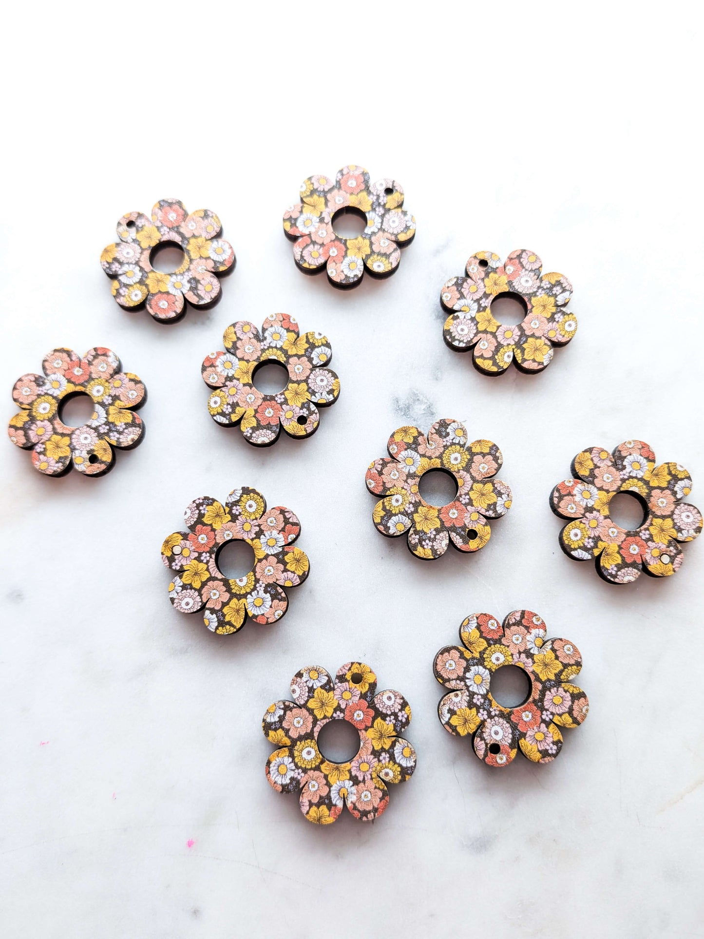 Wood - 3cm Flower with large hole - Groovy - 03