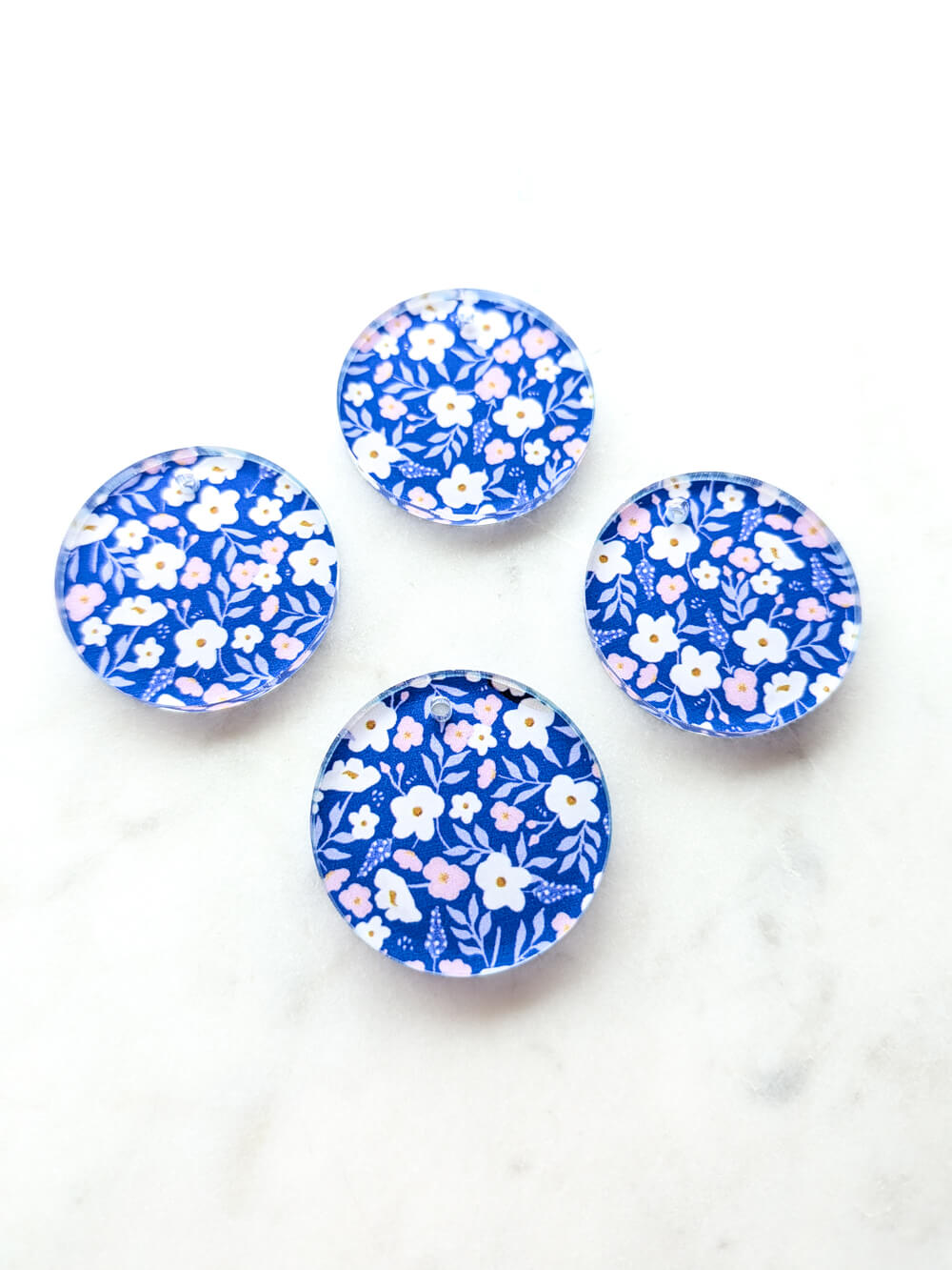 Clear Acrylic - 3cm Circle - 1 Hole - Winter Picnic - 10