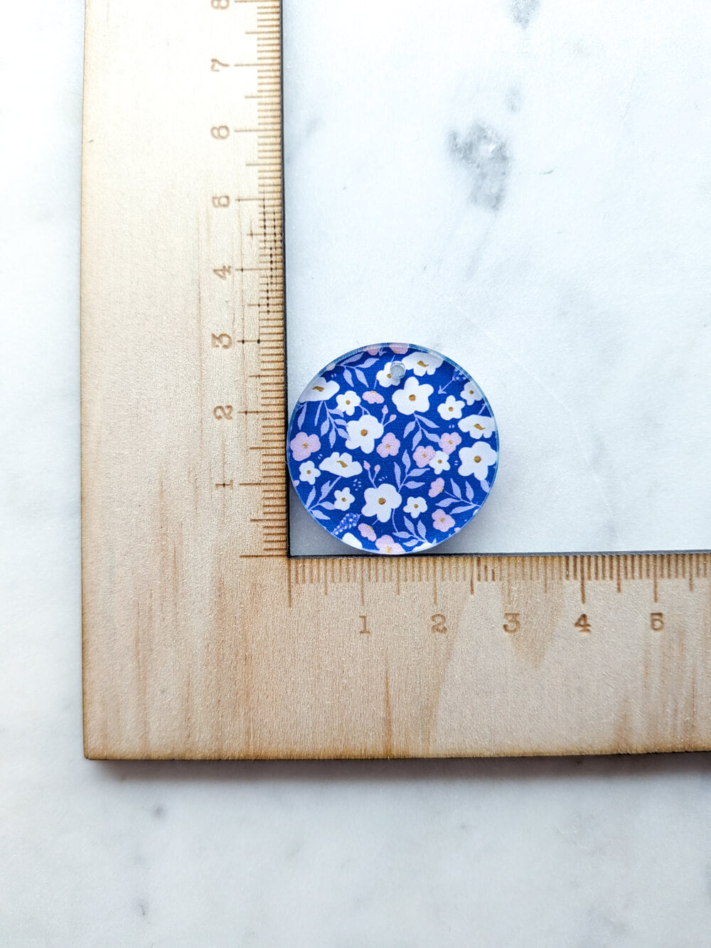 Clear Acrylic - 3cm Circle - 1 Hole - Winter Picnic - 10