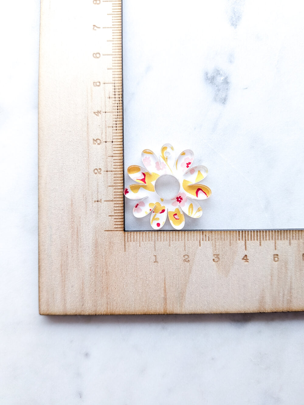 Clear Acrylic - 3cm Daisy with Large Hole - Blossoming Days - 07