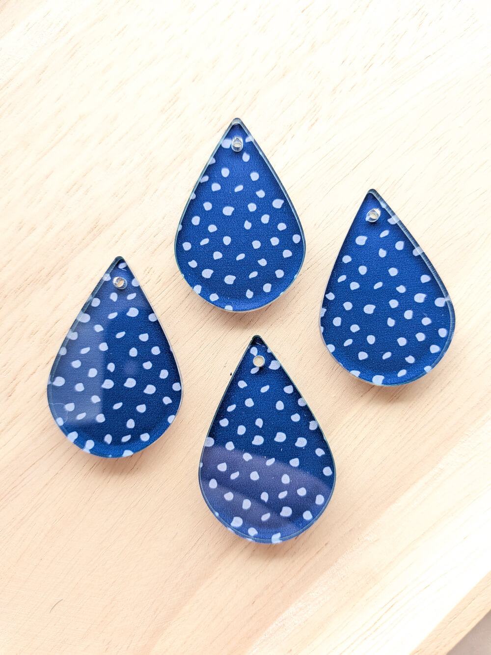 Clear Acrylic - 4cm Teardrop - 1 Hole -  Christmas - 14