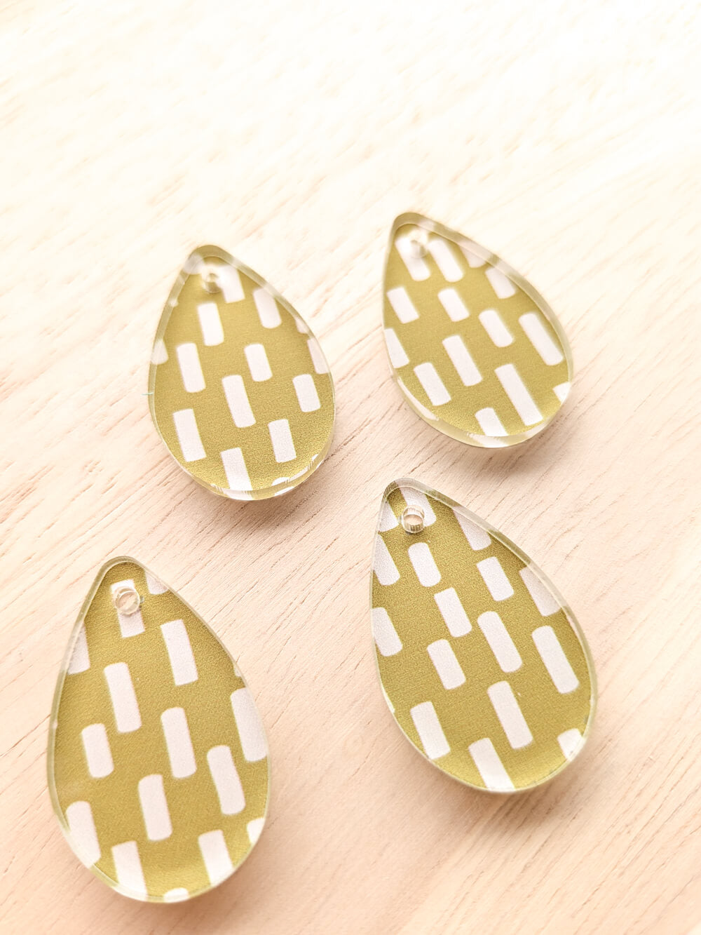 Clear Acrylic - 3cm Teardrop 2 - 1 Hole - Australiana - 61