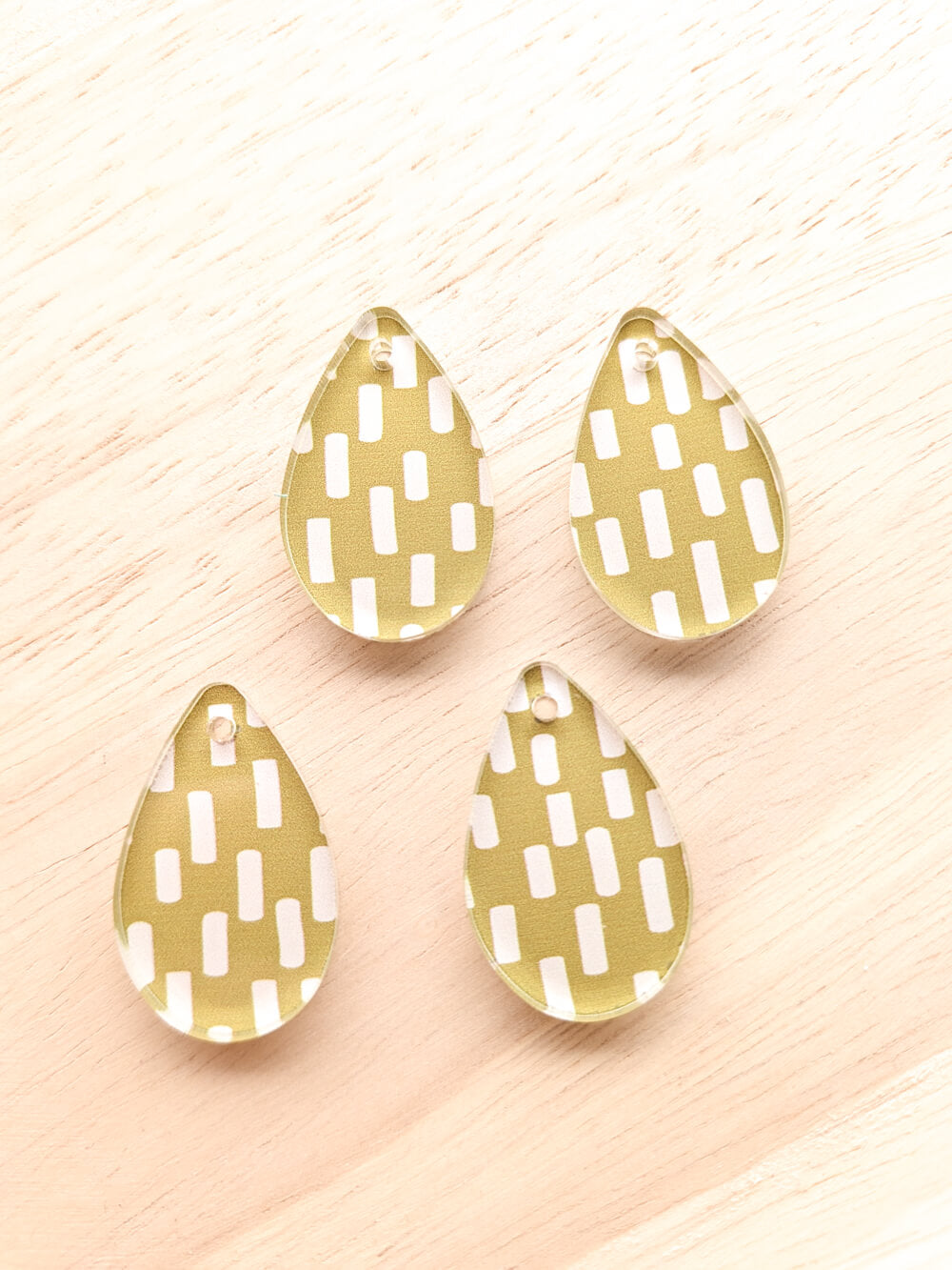 Clear Acrylic - 3cm Teardrop 2 - 1 Hole - Australiana - 61