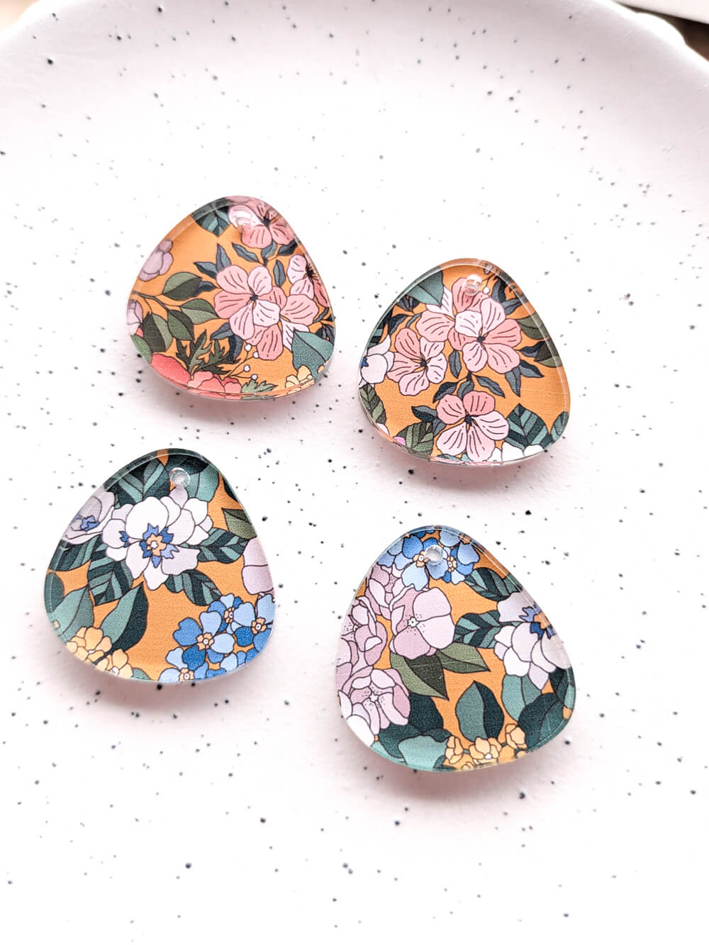 Clear Acrylic - 3cm Pebble - 1 Hole - Australiana - 88