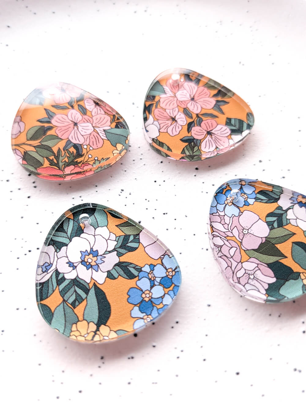 Clear Acrylic - 3cm Pebble - 1 Hole - Australiana - 88