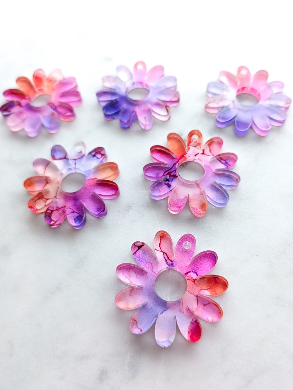 Clear Acrylic - 3cm Daisy with a large hole - 1 Hole - Alcohol Ink- 14