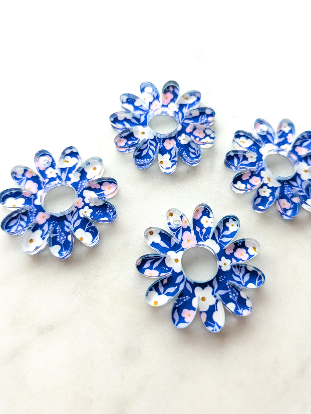 Clear Acrylic - 3cm Daisy with Large Hole - Winter Picnic - 10