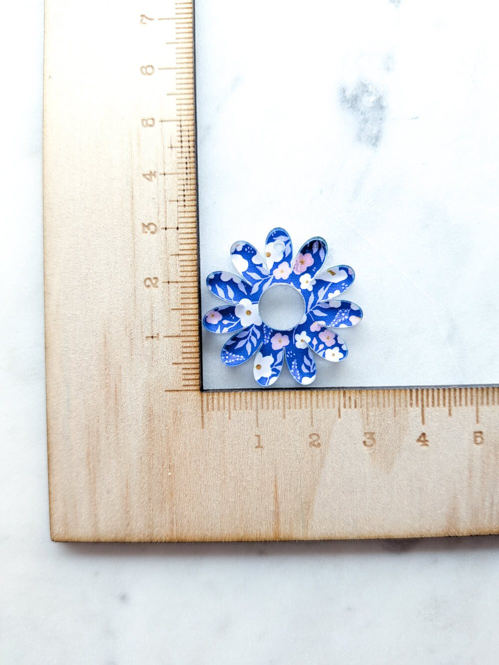 Clear Acrylic - 3cm Daisy with Large Hole - Winter Picnic - 10