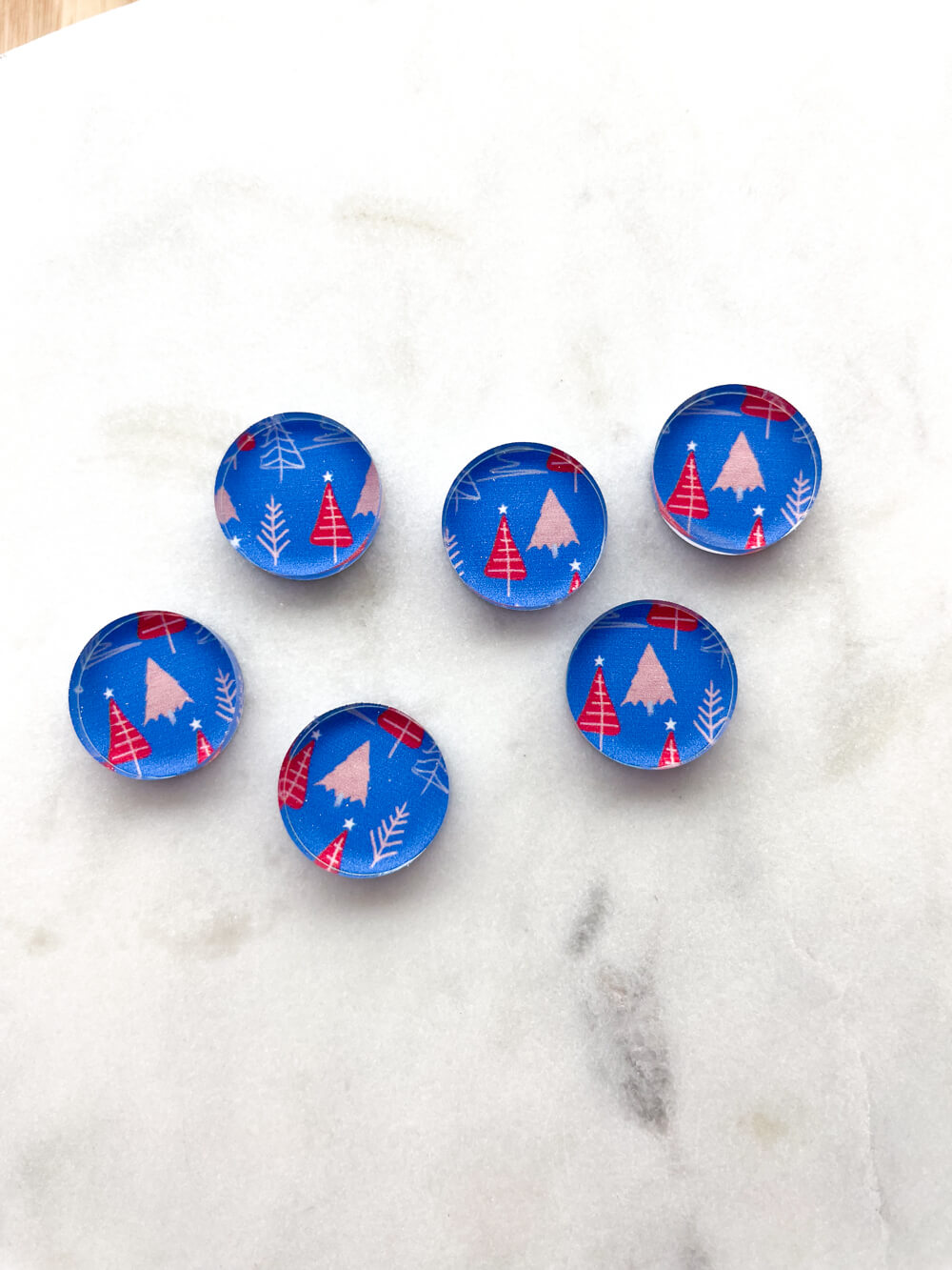 1.5cm Circle - Studs- Clear Acrylic - Christmas - 122