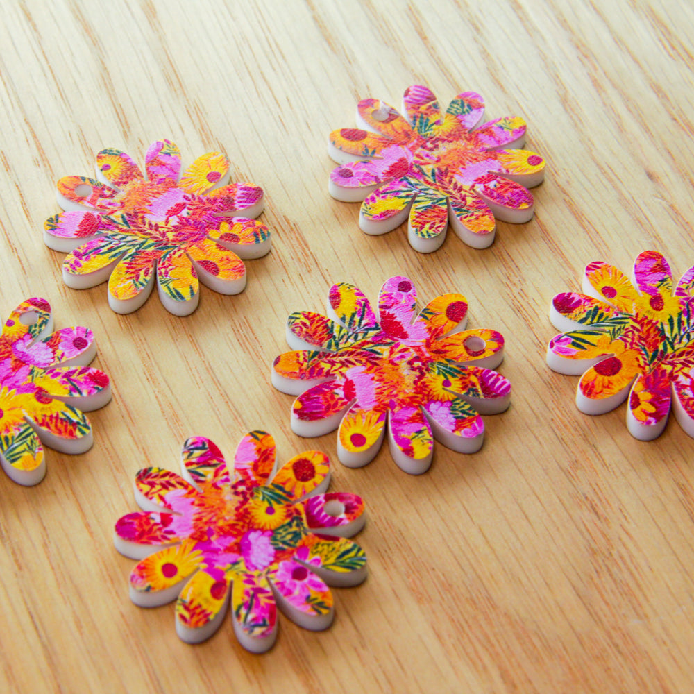 White Acrylic - 3cm Daisy- 1 hole - Bold Floral - 70