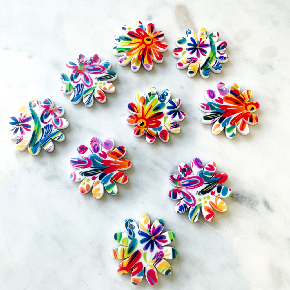 White Acrylic - 4cm - Daisy - 1 Hole -  Bold Floral - 54
