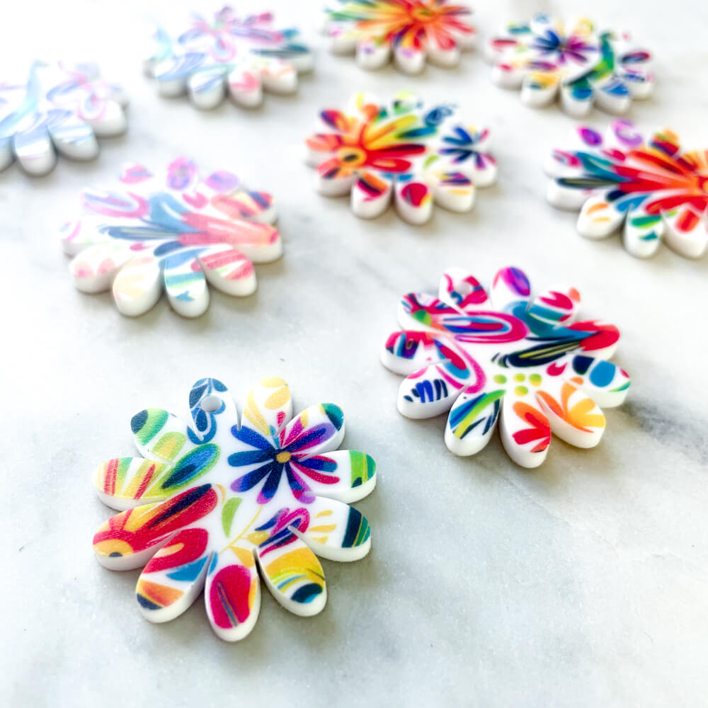 White Acrylic - 4cm - Daisy - 1 Hole -  Bold Floral - 54
