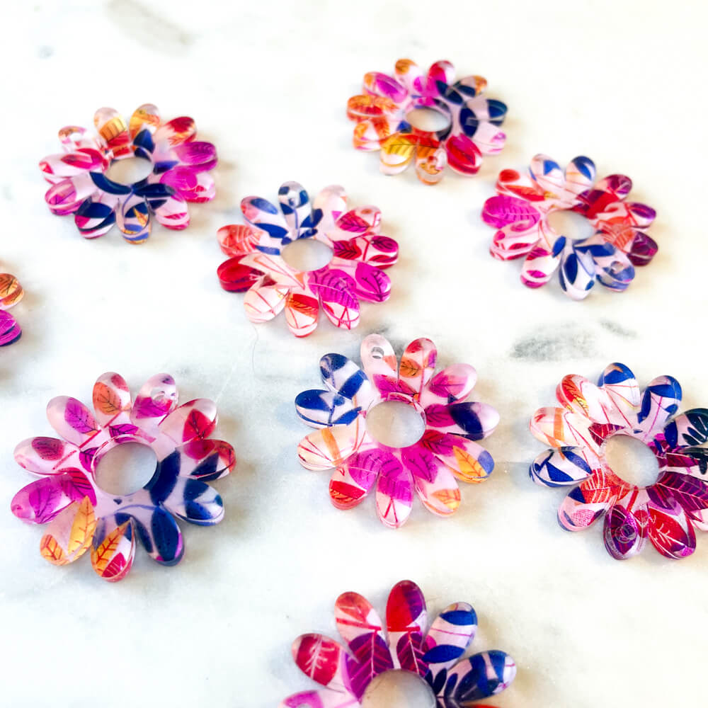 Clear Acrylic - 3cm - Daisy with large hole - 1 Hole -  Bold Floral - 86