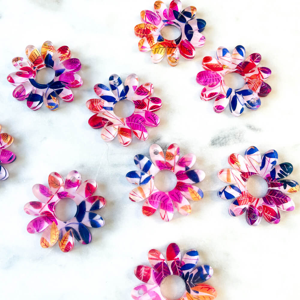 Clear Acrylic - 3cm - Daisy with large hole - 1 Hole -  Bold Floral - 86