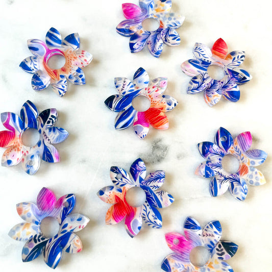 Clear Acrylic - 3cm - Flower 3 with large hole - 1 Hole -  Bold Floral - 78