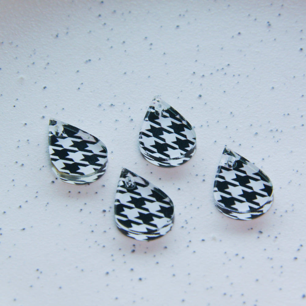 Clear Acrylic - 2cm Teardrop - 1 Hole - Houndstooth - 01