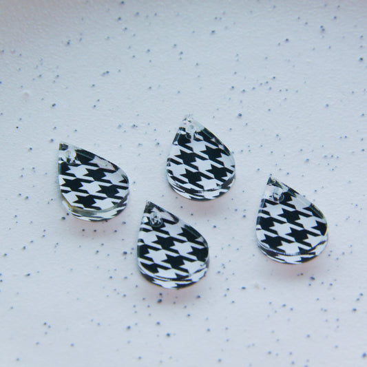 Clear Acrylic - 2cm Teardrop - 1 Hole - Houndstooth - 01