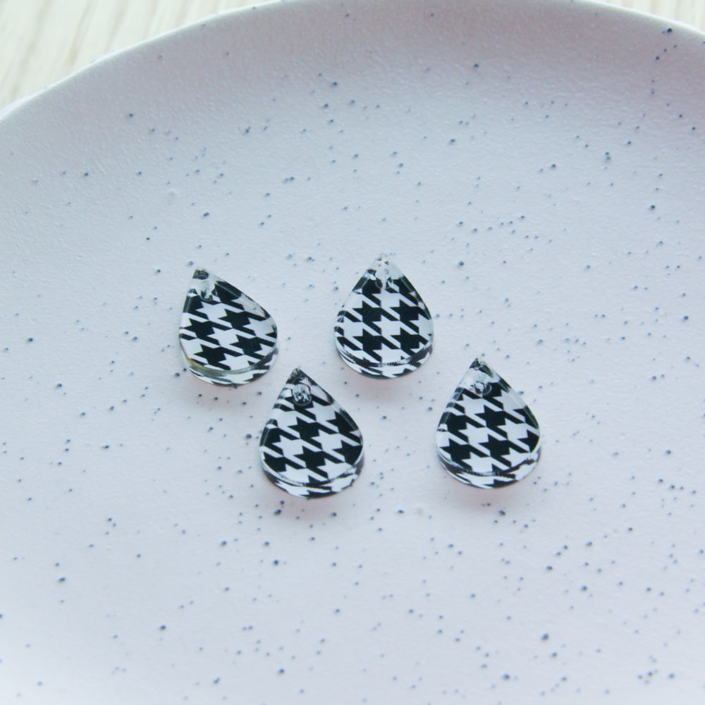 Clear Acrylic - 2cm Teardrop - 1 Hole - Houndstooth - 01