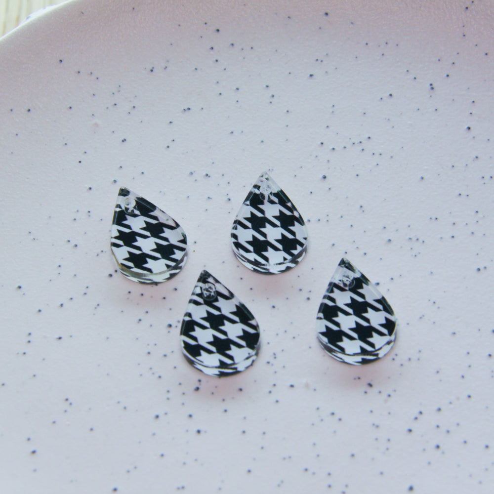 Clear Acrylic - 2cm Teardrop - 1 Hole - Houndstooth - 01