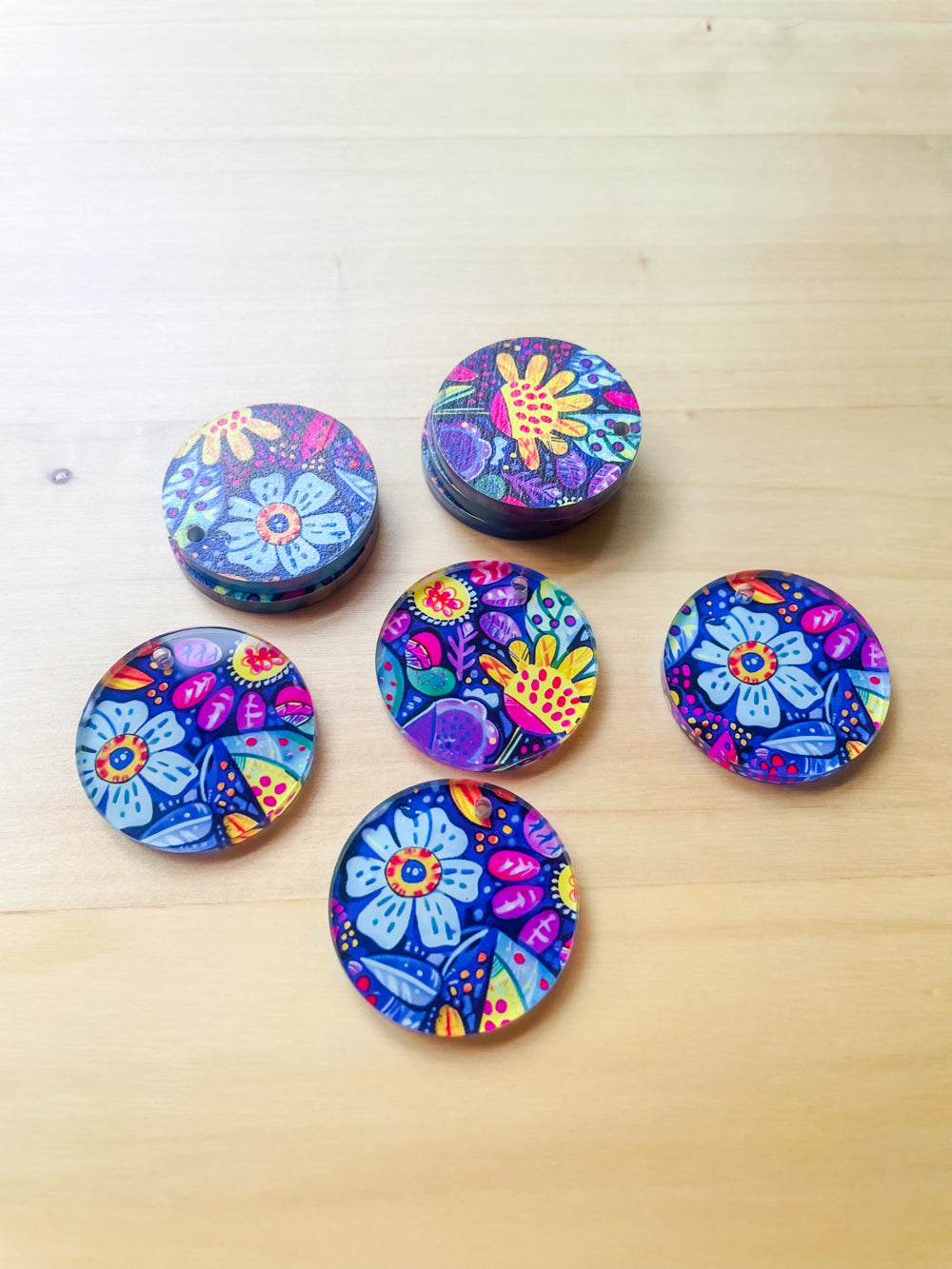 3cm Circle -  Clear Acrylic - 1 Hole -  Bold Floral - 94