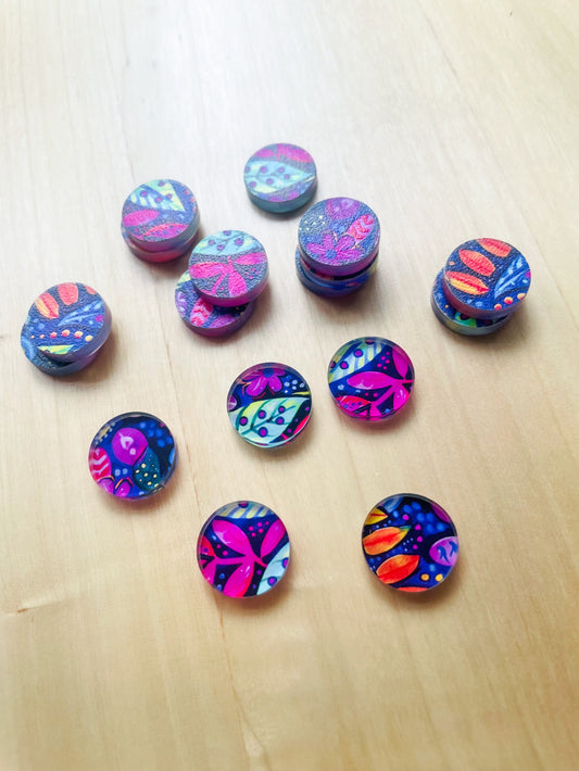 1.5cm Circle - Studs- Clear Acrylic - Bold Floral - 94