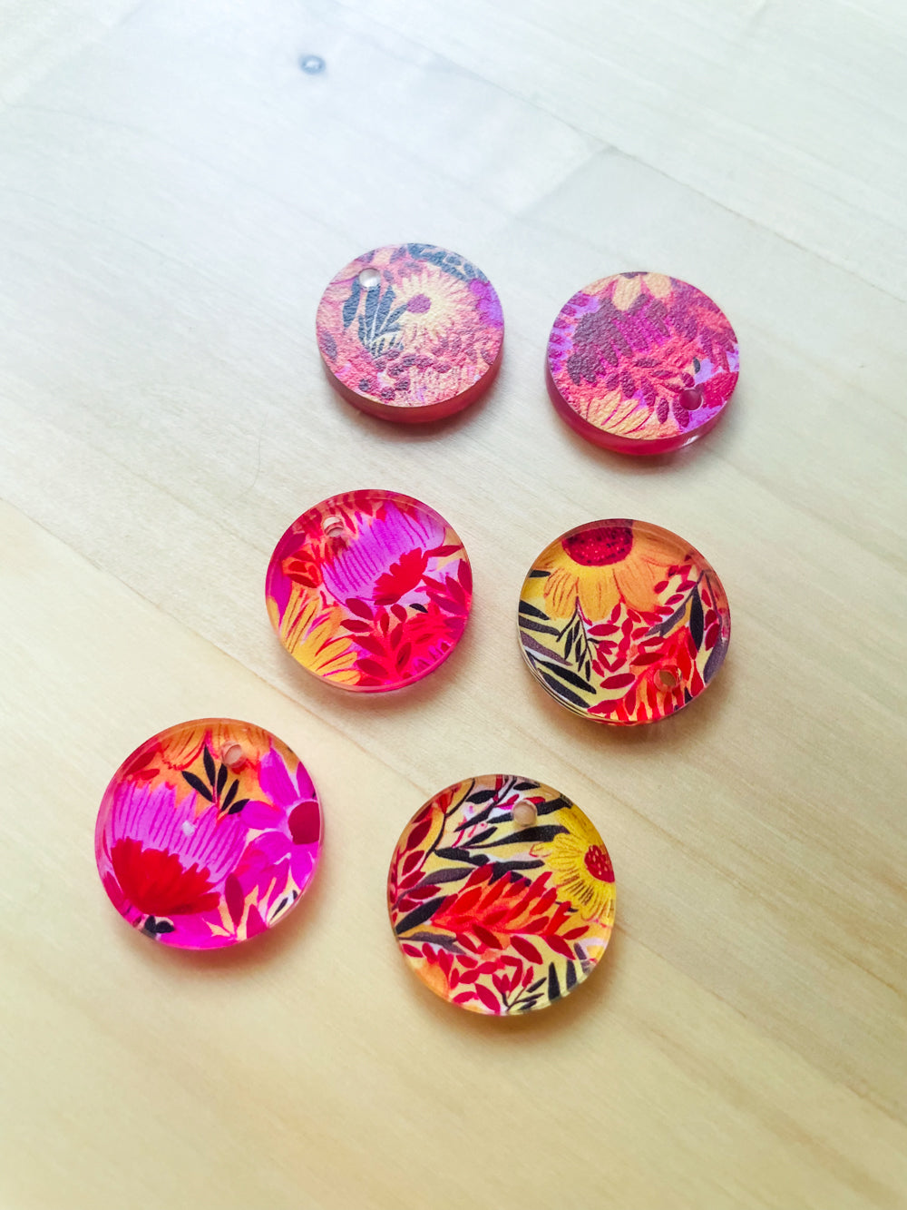 Clear Acrylic - 2cm Circle - 1 Hole - Bold Floral - 70