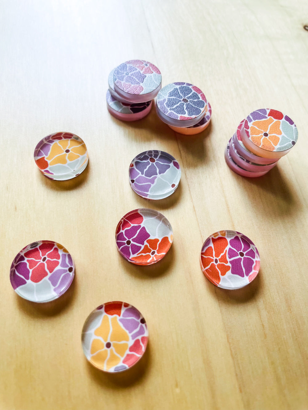 1.5cm Circle - Studs- Clear Acrylic - Abstract Floral - 10