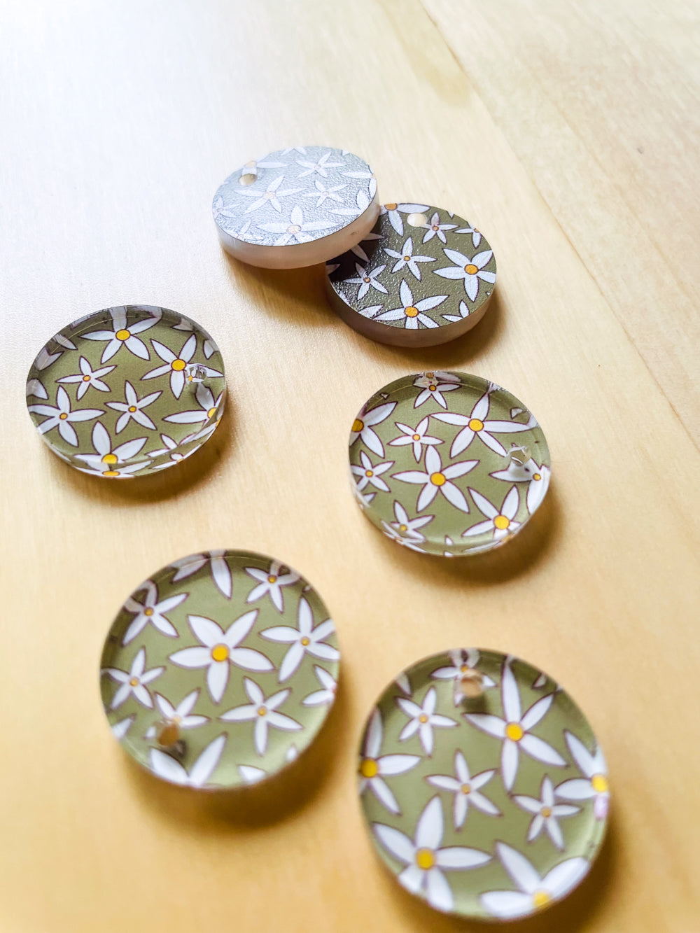2cm Circle - Clear Acrylic - 1 Hole - Australiana - 32