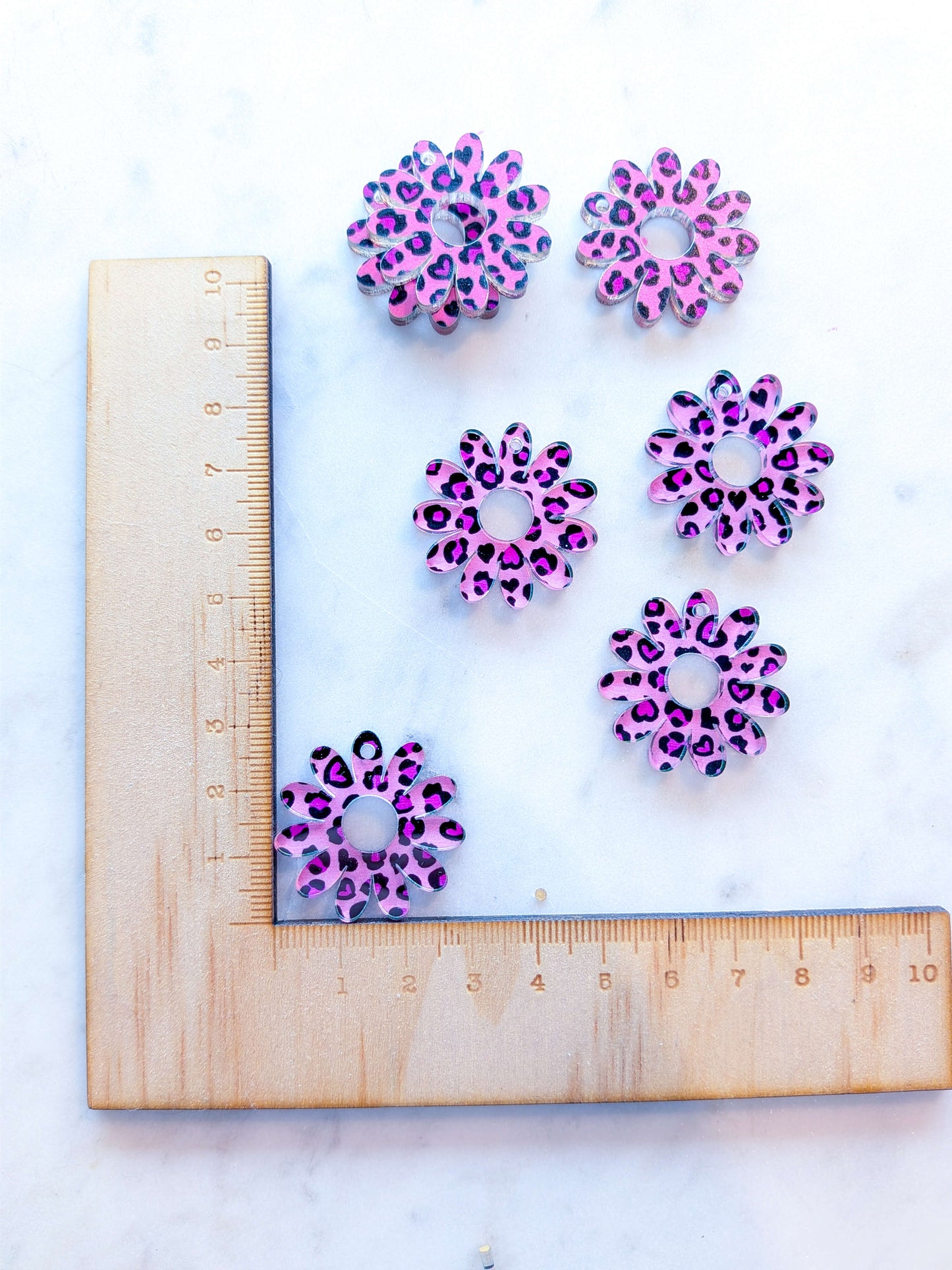 Clear Acrylic - 3cm Daisy with large centre hole - Leopard Heart - 02