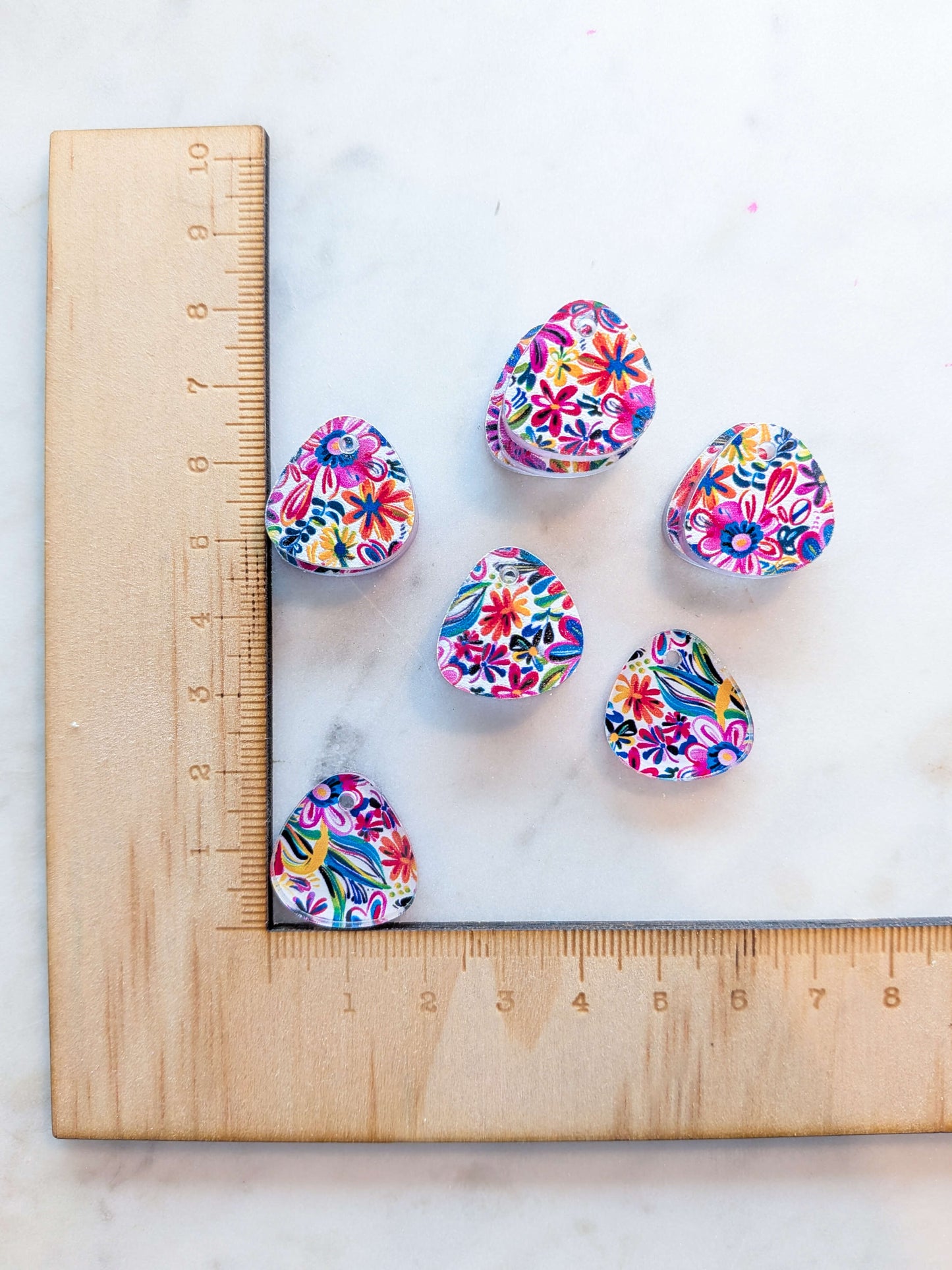 Clear Acrylic - 2cm Pebble - 1 Hole - Bold Floral - 54