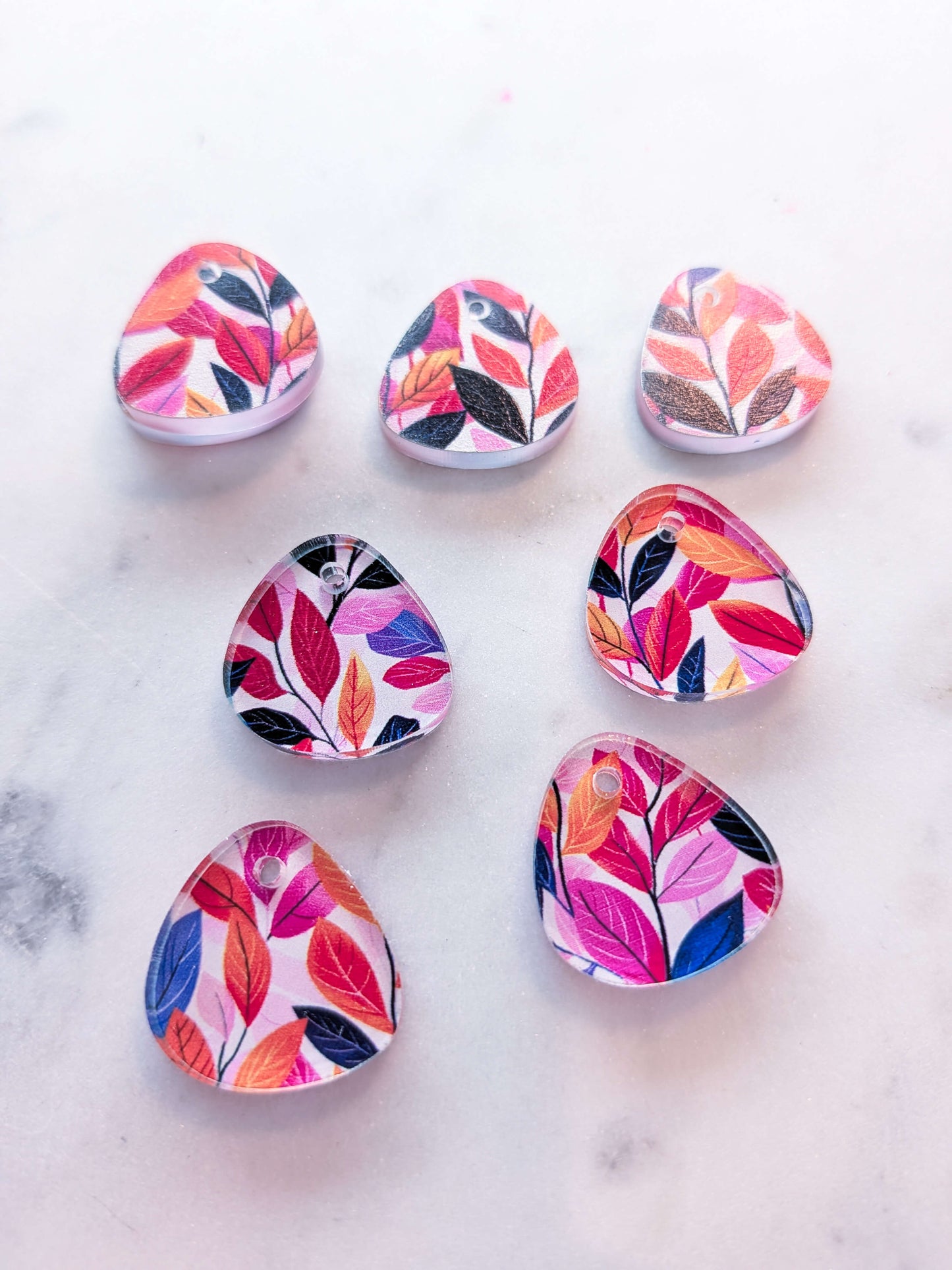 Clear Acrylic - 2cm Pebble - 1 Hole - Bold Floral - 84