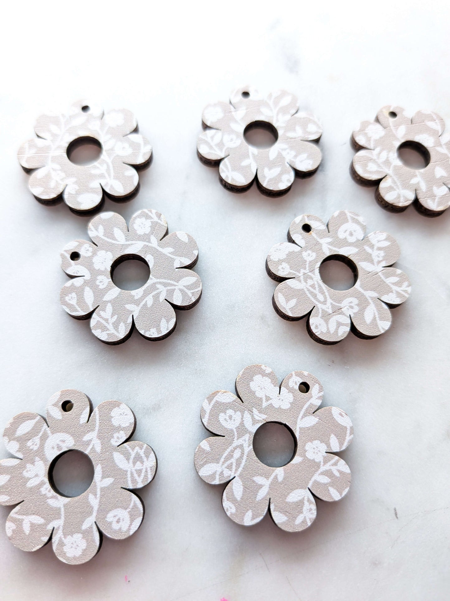 Wood - 3cm Flower with large hole - Australiana - 25